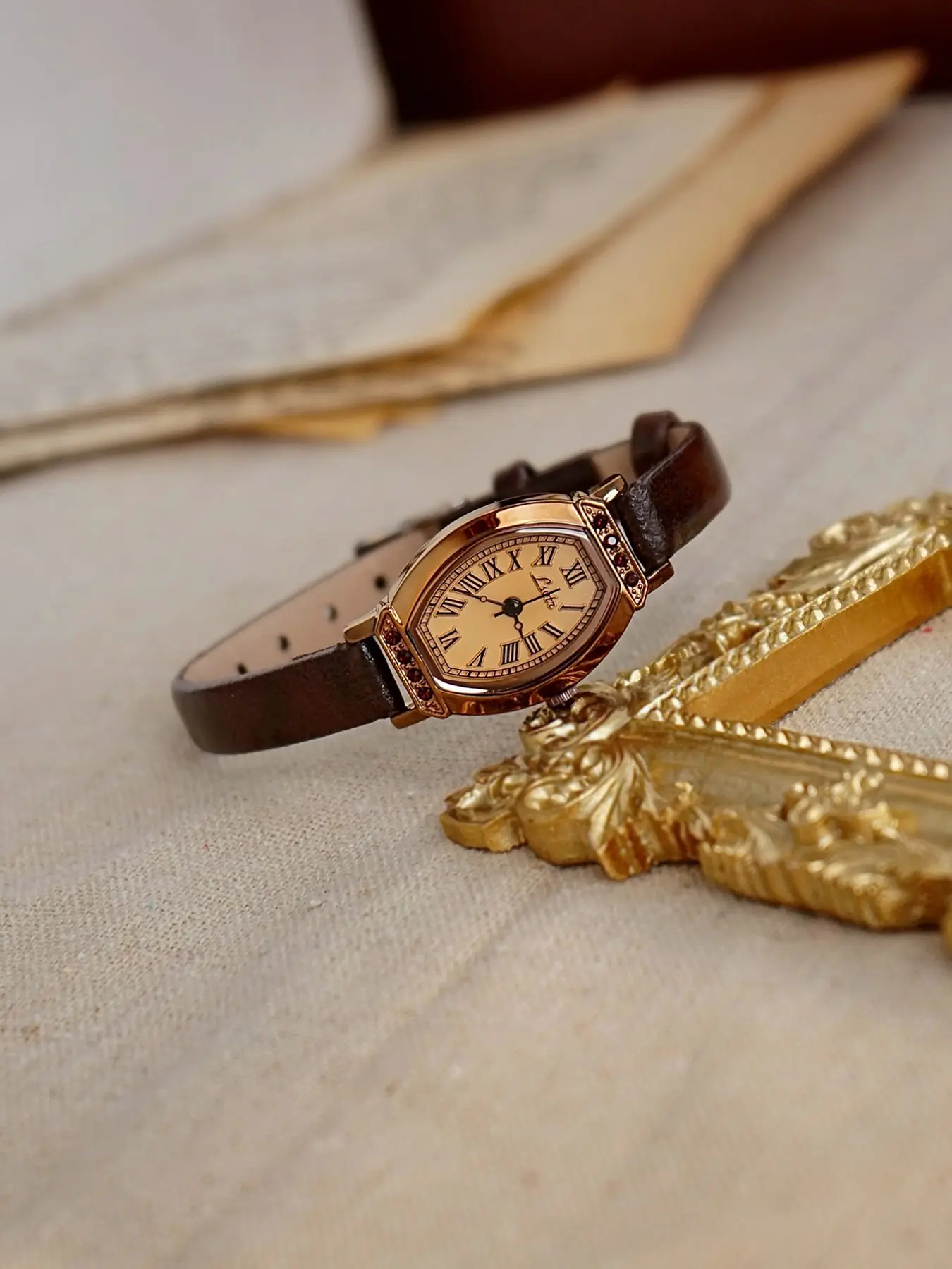 1 new retro casual elegant women's coffee brown belt watch fashion exquisite barrel shape small dial rhinestone decoration suitable for daily wear dinner and other occasions to decorate the wrist Leather Strap Watch Quartz Analog Watch Quartz Watches