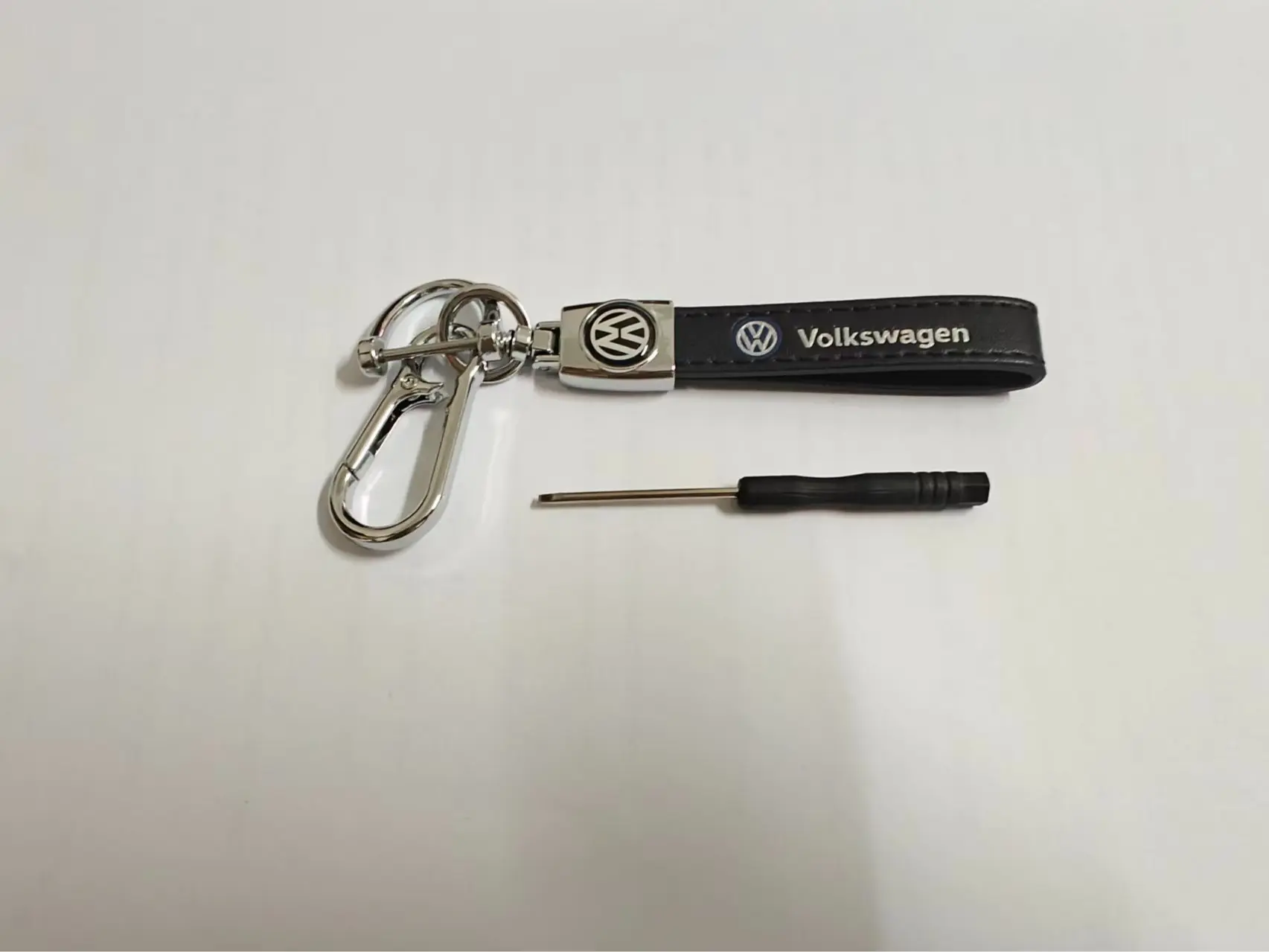 Volkswagen leather keychain, metal key buckle, suitable for Volkswagen models, specially designed and manufactured for all Volkswagen models, high-quality keychain, car gift, car accessory