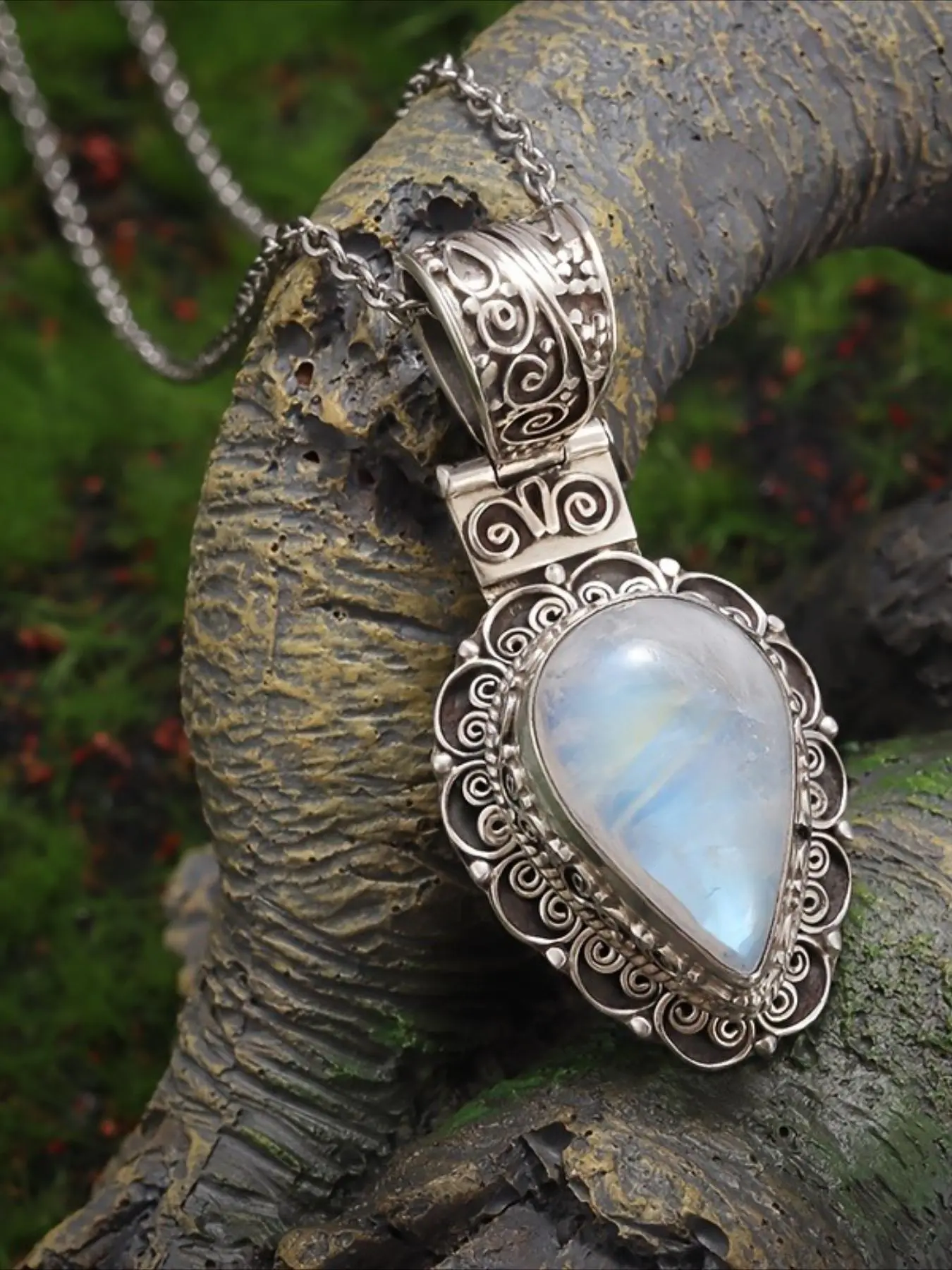 Bohemian Style Moonlight Stone Teardrop Pendant Necklace, Boho Style Necklace, Synthetic Gemstone Jewelry, O Shape Chain, Unisex Accessory, Alloy Necklace, All Seasons