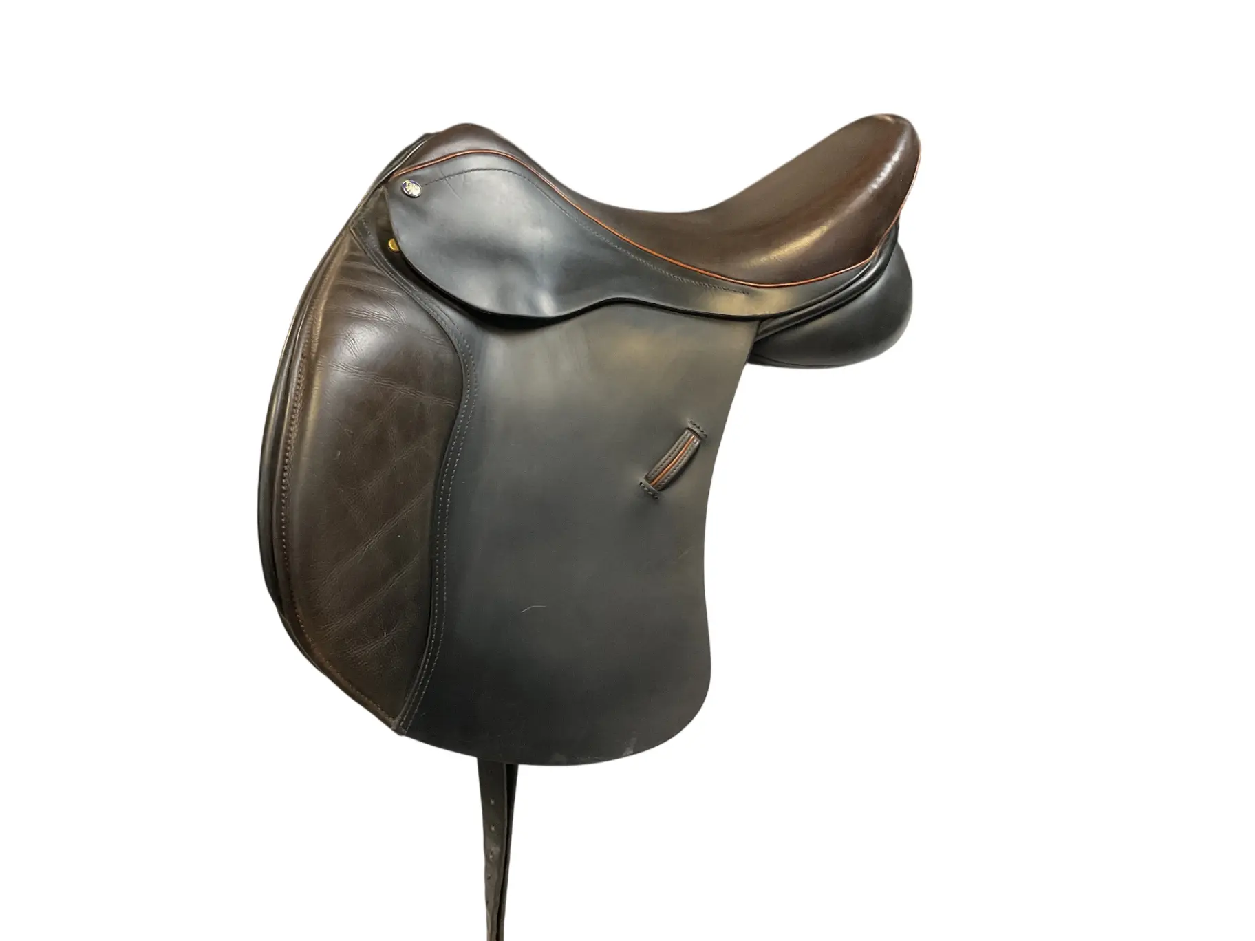 Detente Spencer Tack Equestrian Dressage Saddle - 17.5 in MW+ Tree Fit, Dark Brown, Caramel Welting, Swing V Web, Wide Seat, Cantle Back, Short Flap, 2.5" Standard Rear Gussets, Broad Back Angles, Low Pommel, Veg Tan Leather, Full Front Shoulder Gussets,,