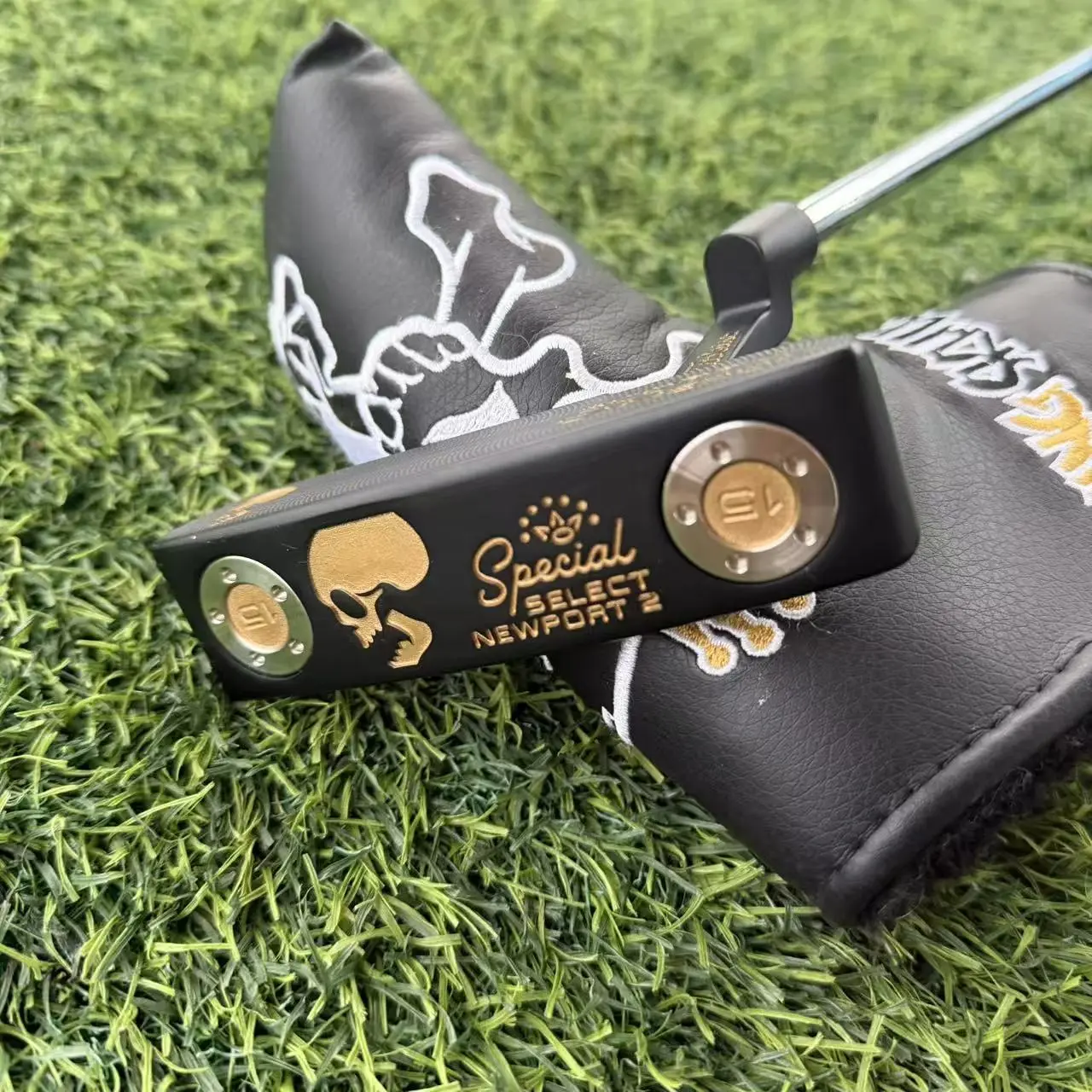 The Newport 2 Skull Putter for Right-Handers, a limited edition model, delivers maximum control and accuracy through tungsten weighting technology and a precision red dot sight system.