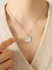 A solid colored thin chain fan-shaped shell patterned pendant necklace with small pearls and diamonds, with delicate and soft texture, suitable for various scenarios such as daily commuting, light business, and casual dating.