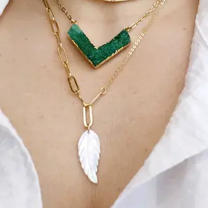 Set de collar con piedra verde  y dije de pluma en nacar con cadena dorada