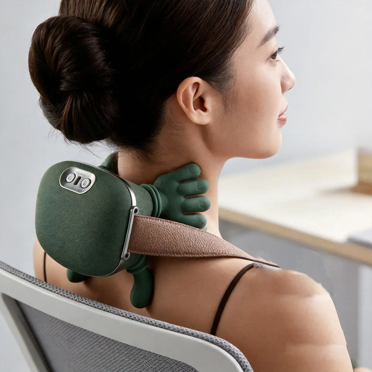 Bio-inspired palm massager for shoulder and neck massage, rhomboid muscle kneading, heated compress, multifunctional home massage pillow for waist, back, and cervical spine
