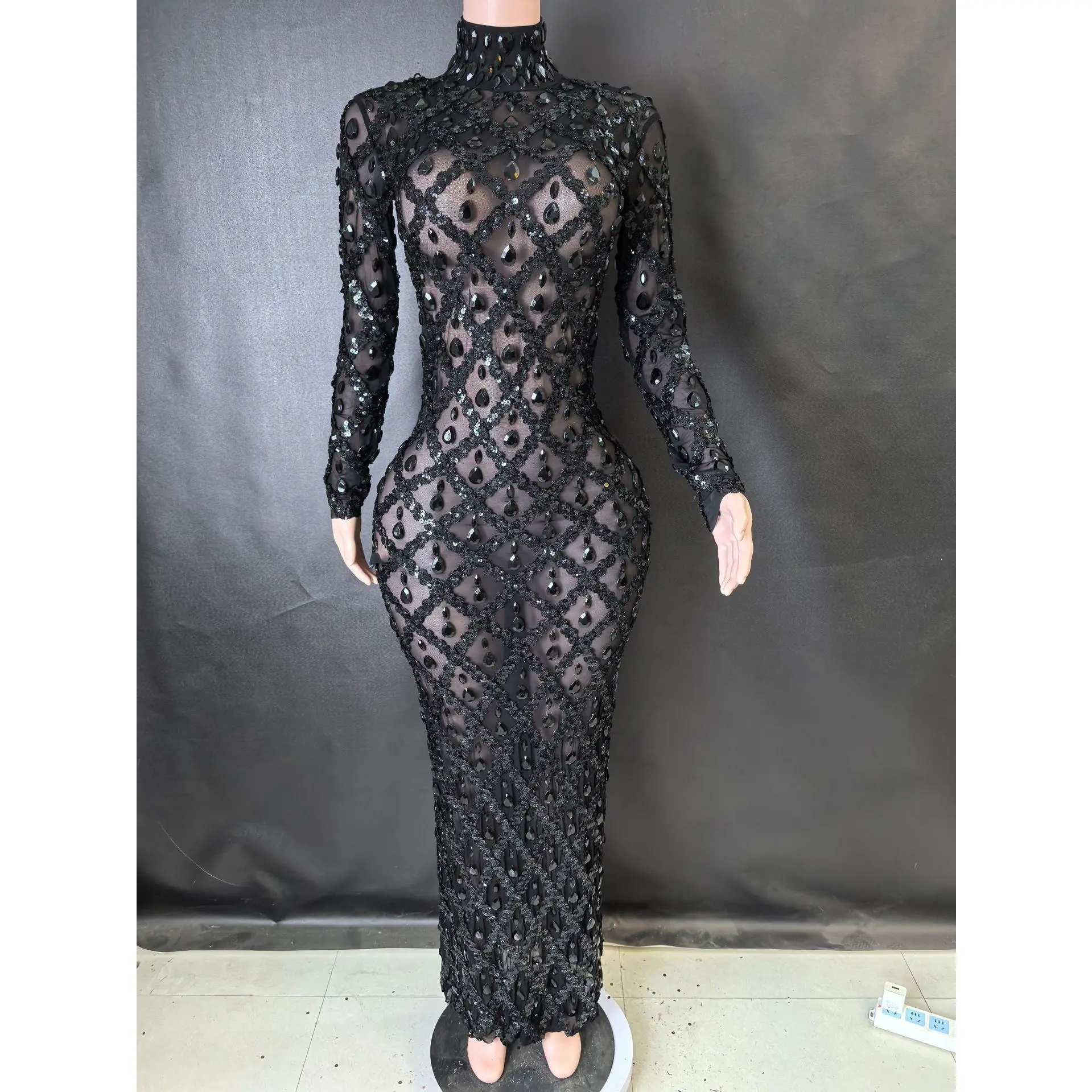 Long sleeved black long model