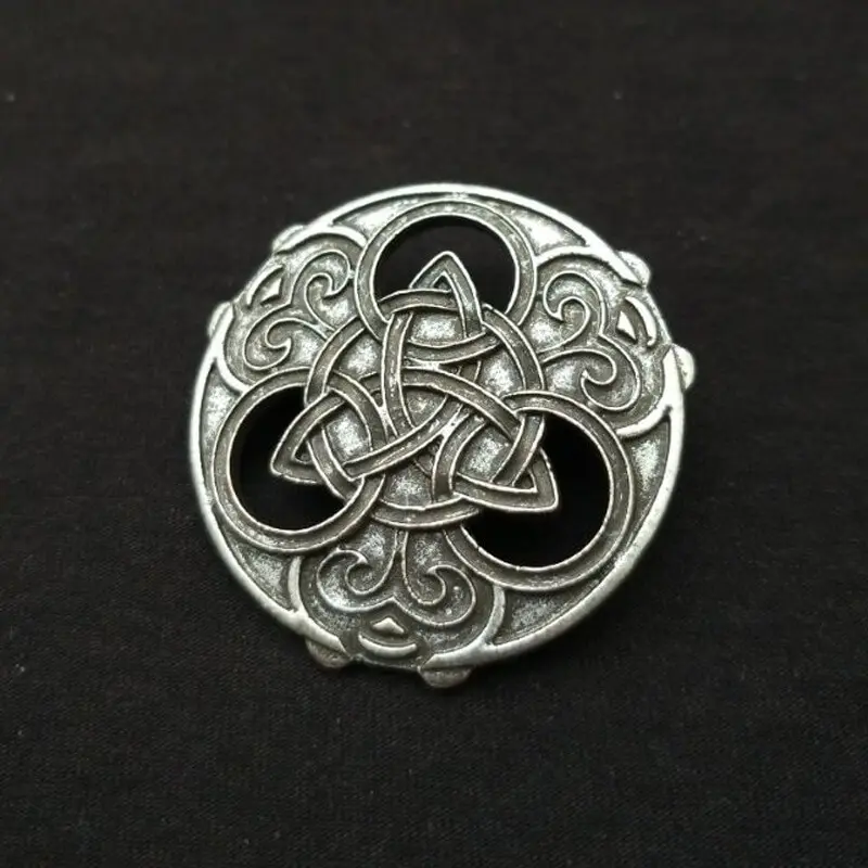 GTHIC Unisex Geometric Round Celtic Knot Zinc Alloy Viking Brooch for Adults, Nordic Hollow Jewelry Accessory, Birthday Gift, Everyday Wear