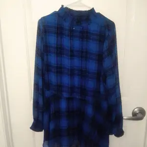 Torrid Blu & Blk Plaid Patt. Women's Chiff. Poly. Mock Neck Top W/Ruffles Sze 2