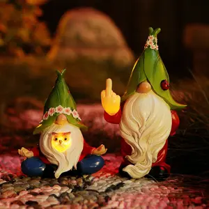 Solar Powered Garden Gnome Statue Decoration, Fun Resin Gnome Figurine for Outdoor Patio Lawn Porch Decor, Christmas Party Ornament, 1pc