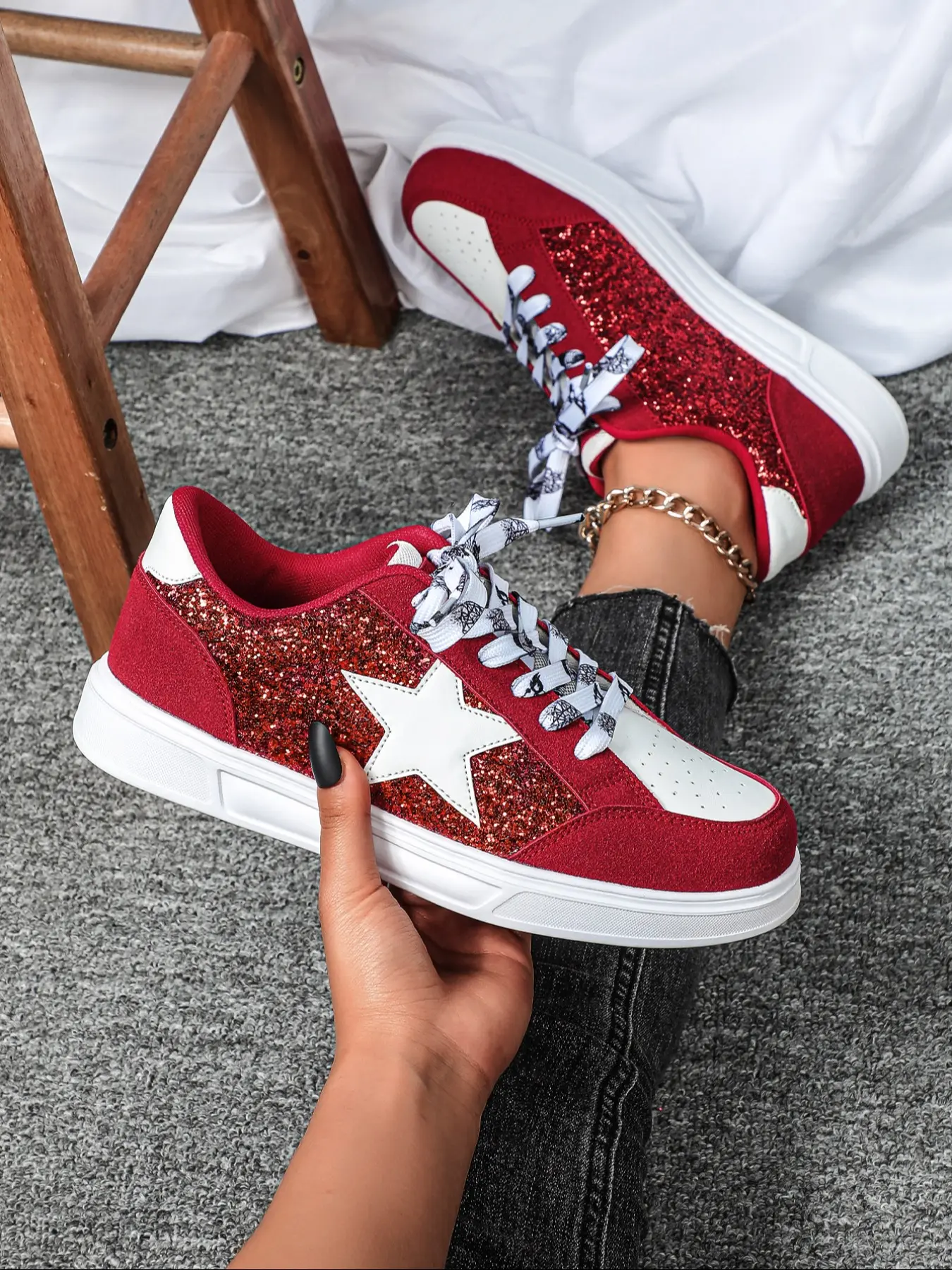 Women's Glitter Star Style Casual, Low Top Lace-Up Tennis Shoes, Comfortable Breathable Sporty Footwear for All Seasons, Glitter Design Trendy Sneakers, Fashionable Casual Sneakers