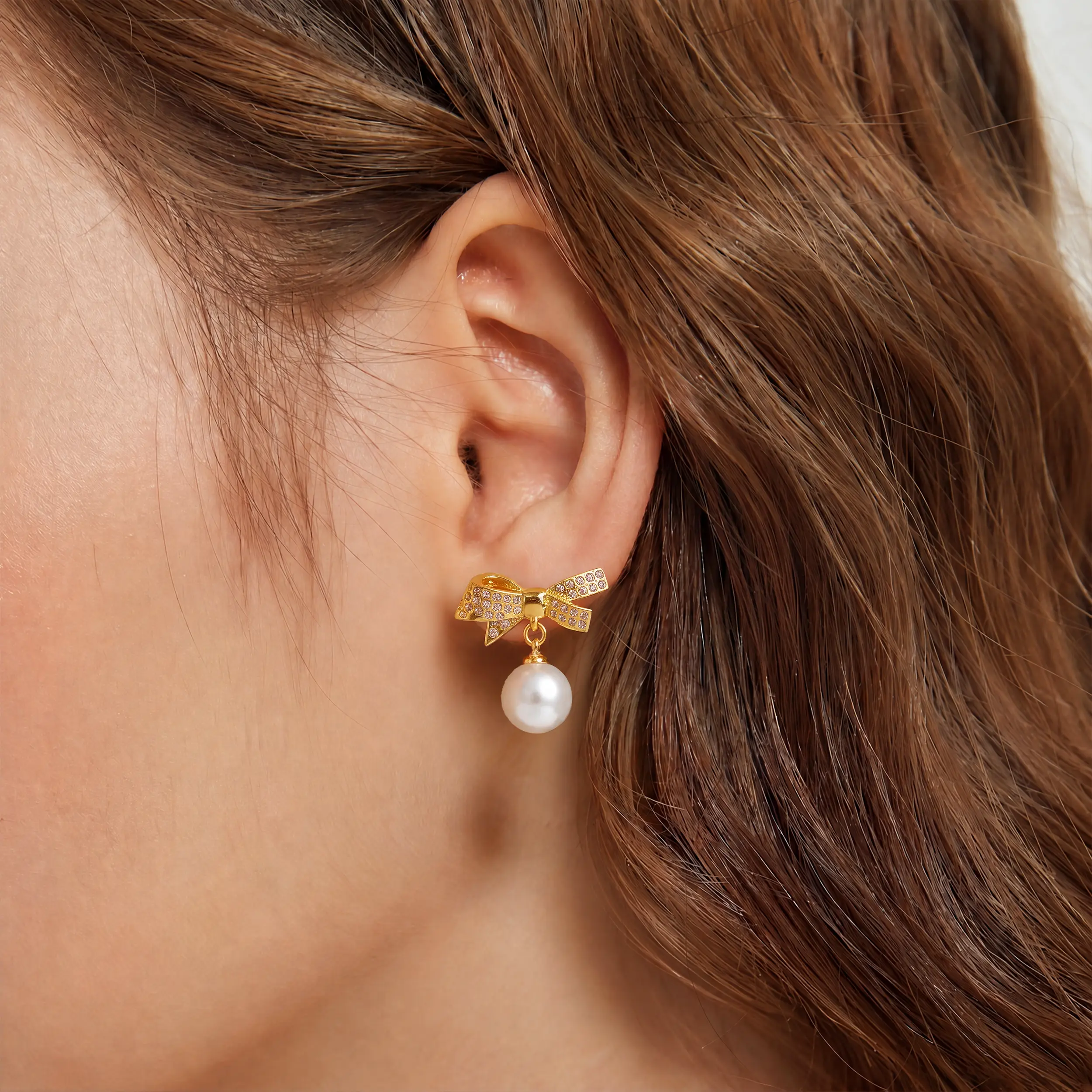 FREEKISS Gold Bow Earrings, Cubic Zirconia Bow with 8mm Glass Pearl Pendant Stud Earrings, Exquisite and Fashionable Jewelry Earrings for Women, Perfect Gift, Suitable for Various Occasions