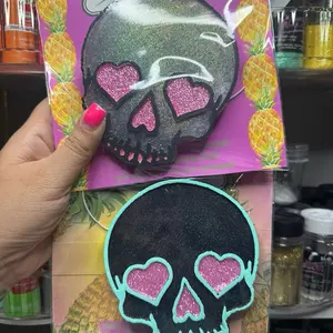 Skull with heart eyes car Freshie