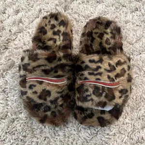 Cozy Fuzzy Black Slippers – 2025 Autumn/Winter Outdoor Casual Flat Slides, Soft Warm House Shoes for Men & Women, Comfy Home & Travel Footwear, Trending Fashion