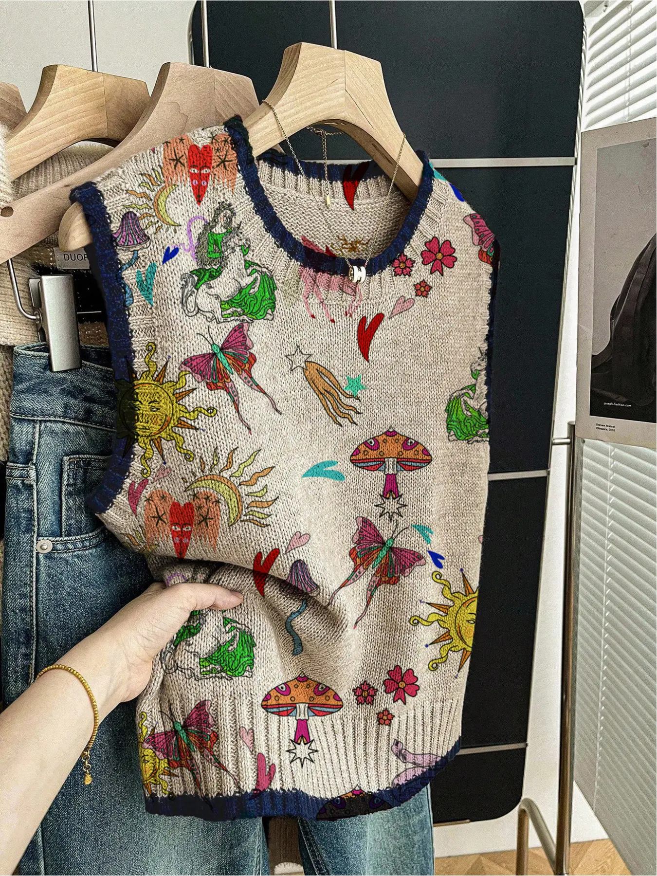 1 piece + Spring and summer back-to-school casual style loose round-neck sleeveless woolen knitted top with dark blue color contrast and multiple printed patterns. Women's outerwear for women, paired with a vest, worn alone, Casual Comfy Vest