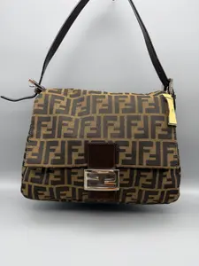 Pre-owned FENDI Canvas Shoulder Bags Mama Baguette Brown Zucca Pattern Shoulder Bag with Logo Embroidery & Adjustable Strap for Versatile Use Elegant Design & Comfortable Strap