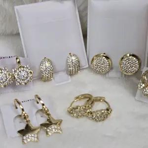 # 0174 Diferentes Estilos de Aretes 3 Pares X $25 Escoja en el Live Elegantes y Brillantes para Cualquier Ocasión