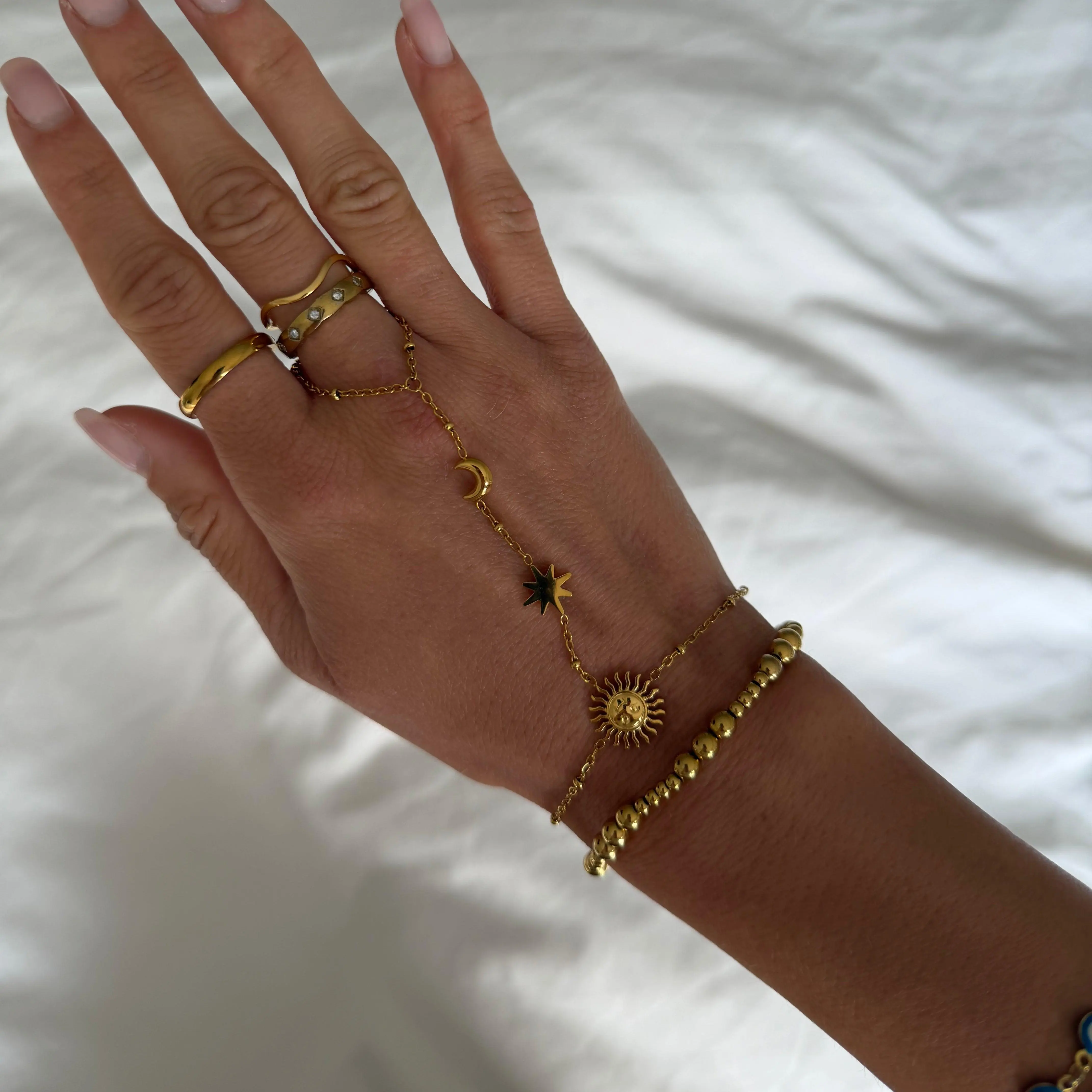 EVRY JEWELS Sunny Daze Hand Chain, Dainty 18 Karat Gold or Silver Plated Fashion Bracelet for Women with Sun Charm, Hypoallergenic and Waterproof for Festivals