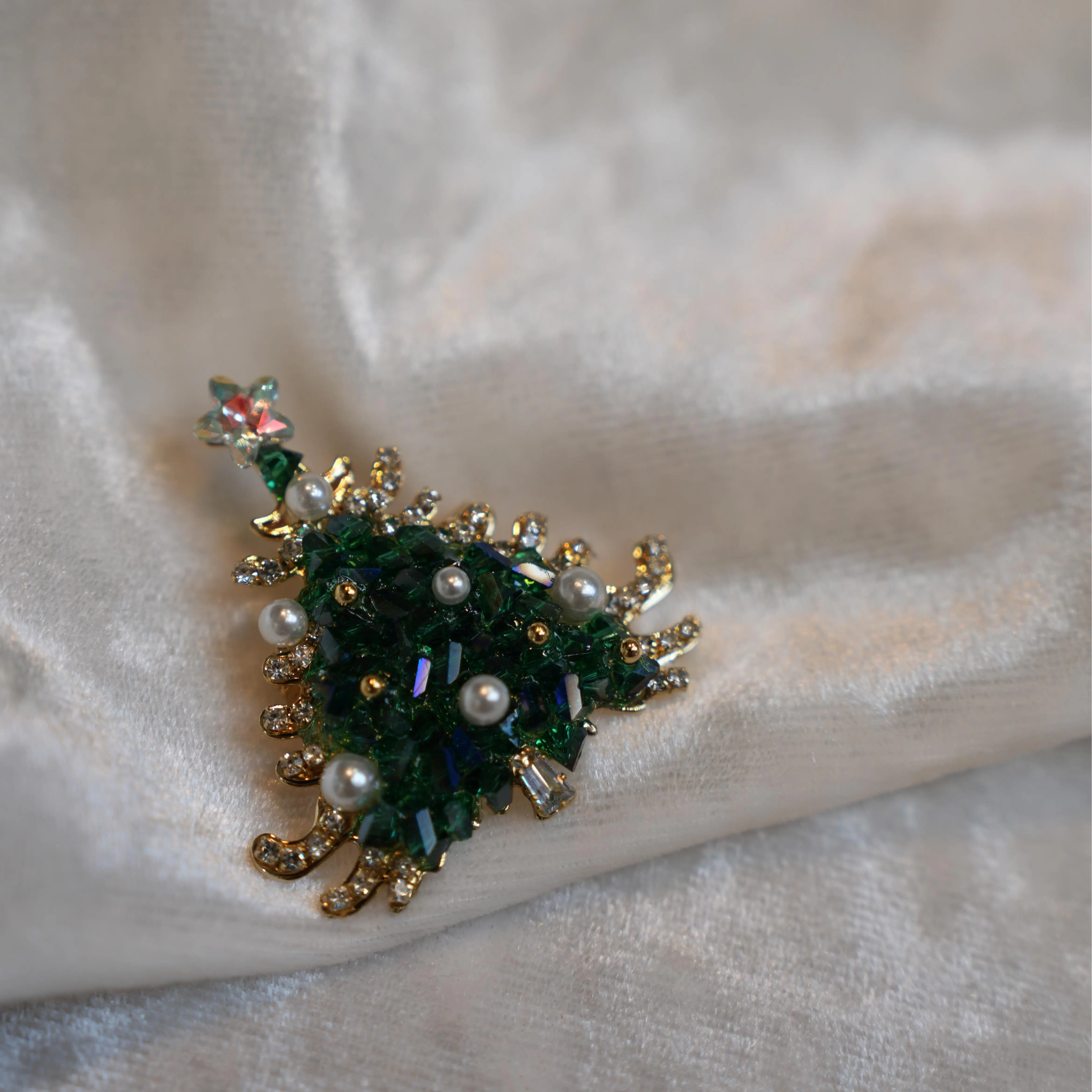 Tree Shape Crystal-Pearl Brooch Clip - Elegant Green with Gold Trim, Festive Look Holiday Fashion Accessory for Collar Wear