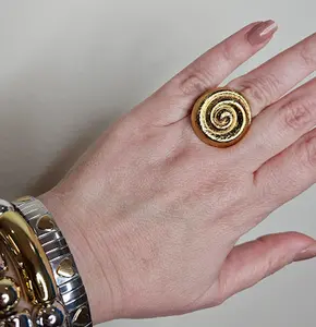 Anillo Caroline Dorado - Elegant Floral Design with Detailed Workmanship