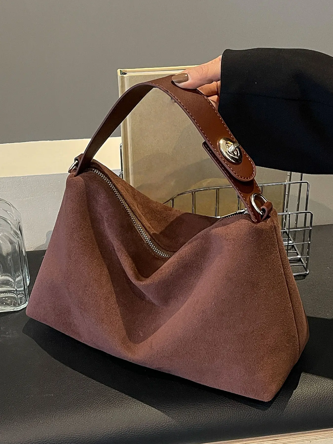 2025 Autumn and Winter New Style Fashion Casual Retro Frosted Suede Niche Armpit Bag, Versatile Trendy Crossbody Bag, Shoulder Bag, Tote Bag with Large Capacity and Adjustable Shoulder Strap