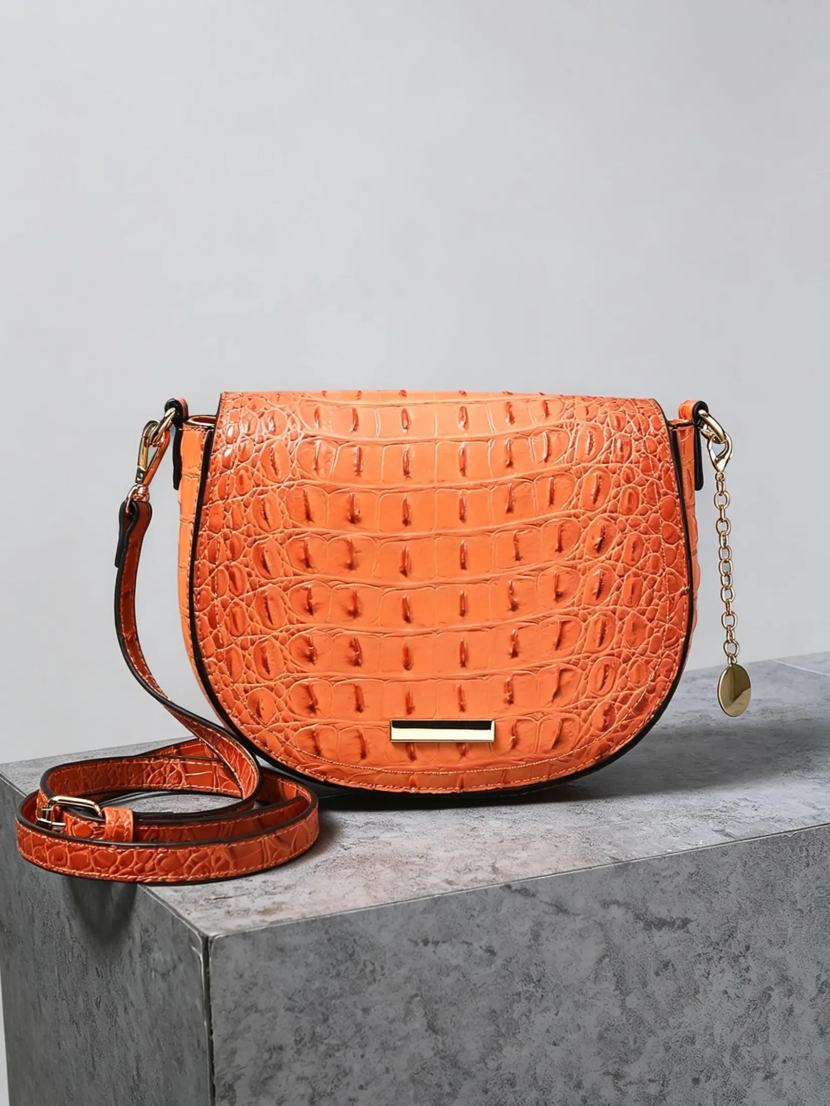 Women's Crocodile Embossed Saddle Crossbody Bag - PU Faux Leather Everyday Crossbody Handbag, Elegant Embossed Bag with Adjustable Shoulder Strap, Fashion Crossbody Pouch, Fashionable Casual Bag