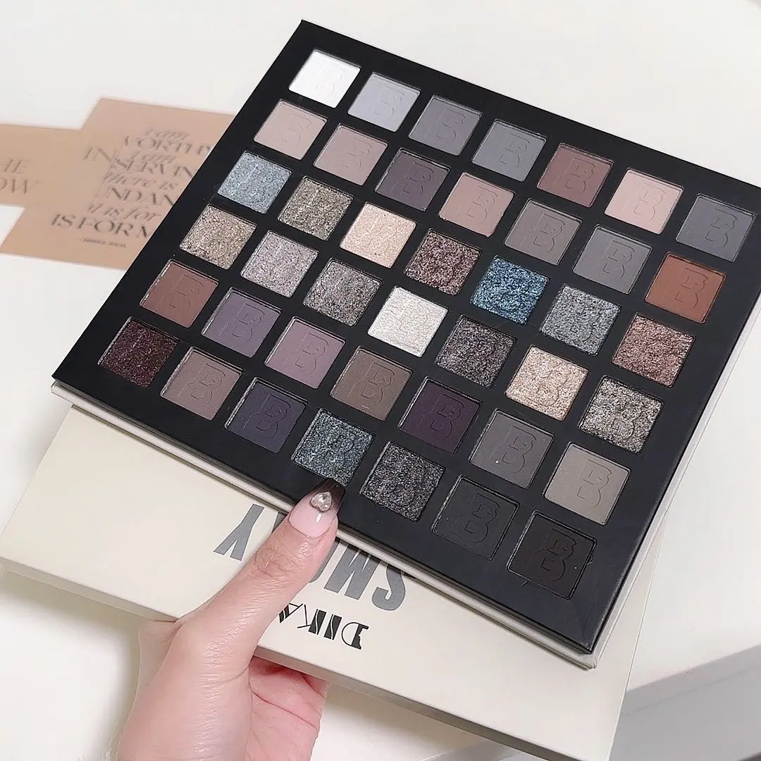 Dikalu Smoky 42 Color Metallic Cosmetic Eyeshadow Palette, Multi-Purpose Eye Makeup Series, Bold Look Suitable for Professional & Daily Use, Shimmering