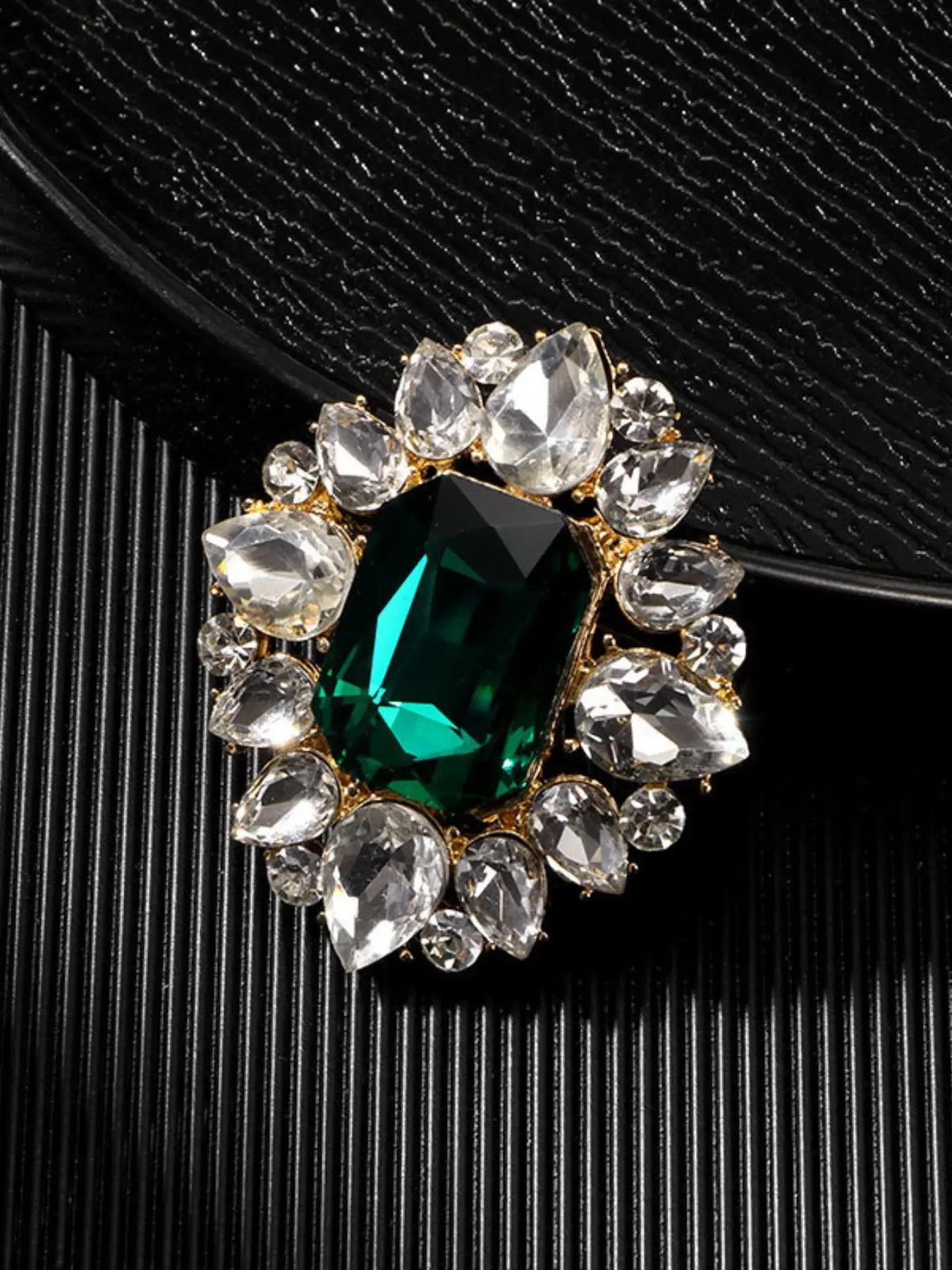 LYRA PIN Vintage Elegant Court Style Emerald Brooch, Bold Statement Accessory for Evening Wear, Perfect Gift for Birthdays and Holidays