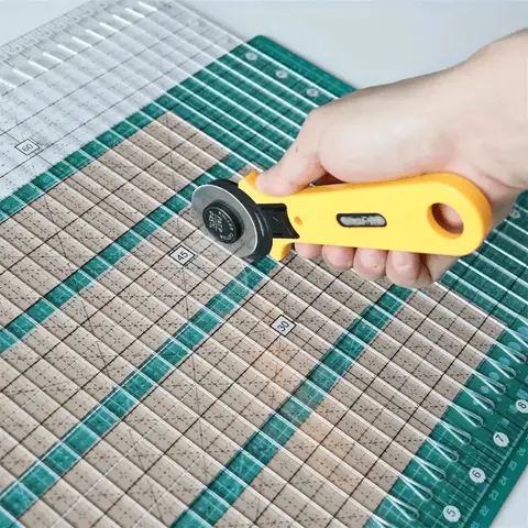 1 Count Transparent Acrylic Quilting Ruler, Measuring Tool with Dual-Scale Grid (CM/Inch) and 1/4-Inch Seam Guide, Suitable for DIY Crafts and Fabric Cutting, Plastic Sewing Templates, Sewing Tools and Accessories, Sewing Supplies