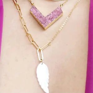 Set de collar con piedra Rosa  y dije de pluma en nacar con cadena dorada