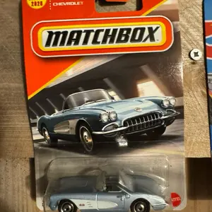 Matchbox 1958 Chevrolet Corvette (específicamente la versión descapotable o convertible). Se trata de un modelo de la marca Matchbox, lanzado en el año 2020 como parte de su línea principal (con el número 22/125 de esa serie