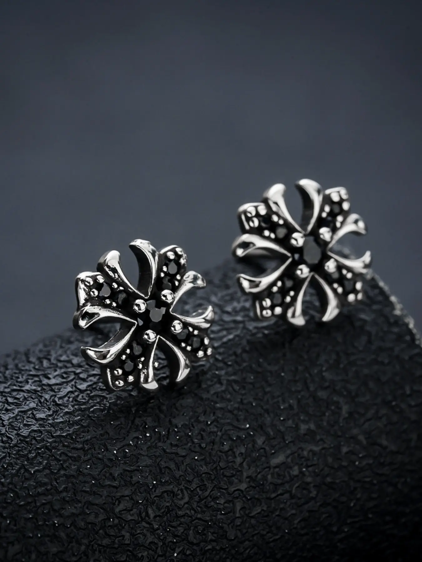 Cross Ear Clips No Piercing Hip Hop Unique Design Fashionable Versatile High-End Earrings Punk Style Earrings Suitable for Daily Wear Gift Non Pierced Jewelry Non Piercing Earrings