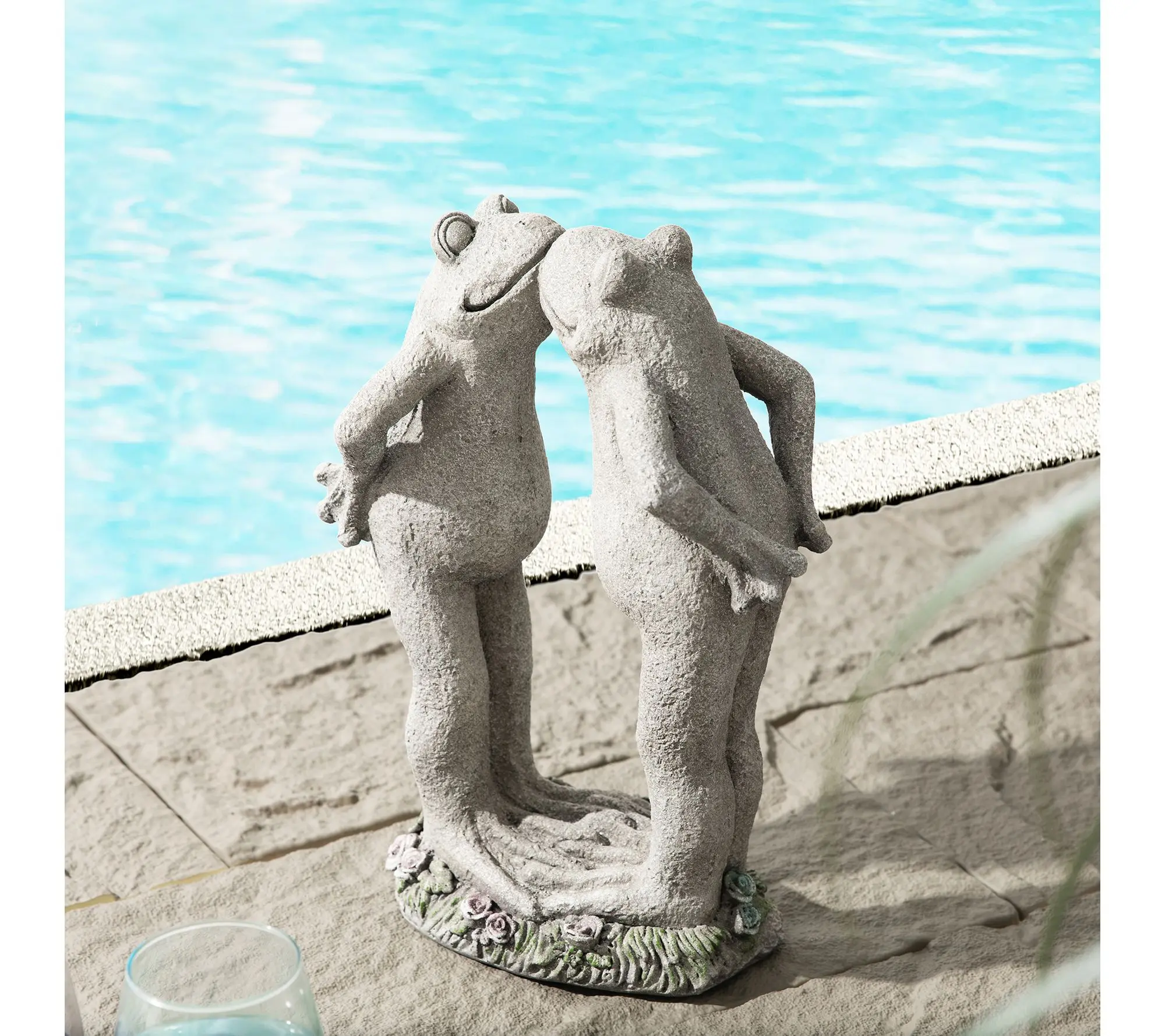 Glitzhome 15.25''H Resin Two Kissing Frog Statue