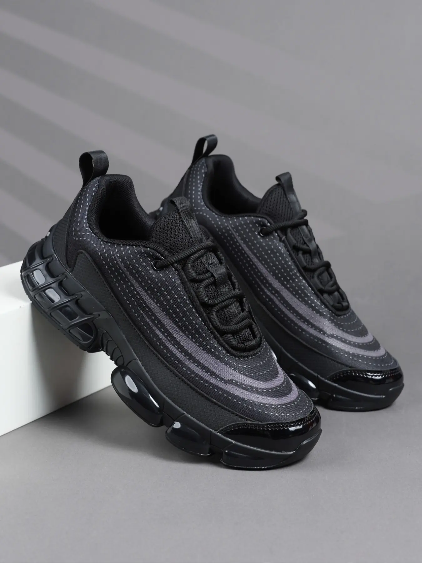 Men's Lightweight Running Shoes, Sporty Running Shoes, Breathable Low-Top Sports Sneakers, Shock-Absorbing Rubber Sole, Casual and Training Footwear, Athletic Running Shoes, Workout Sneakers, Shoe for Runners