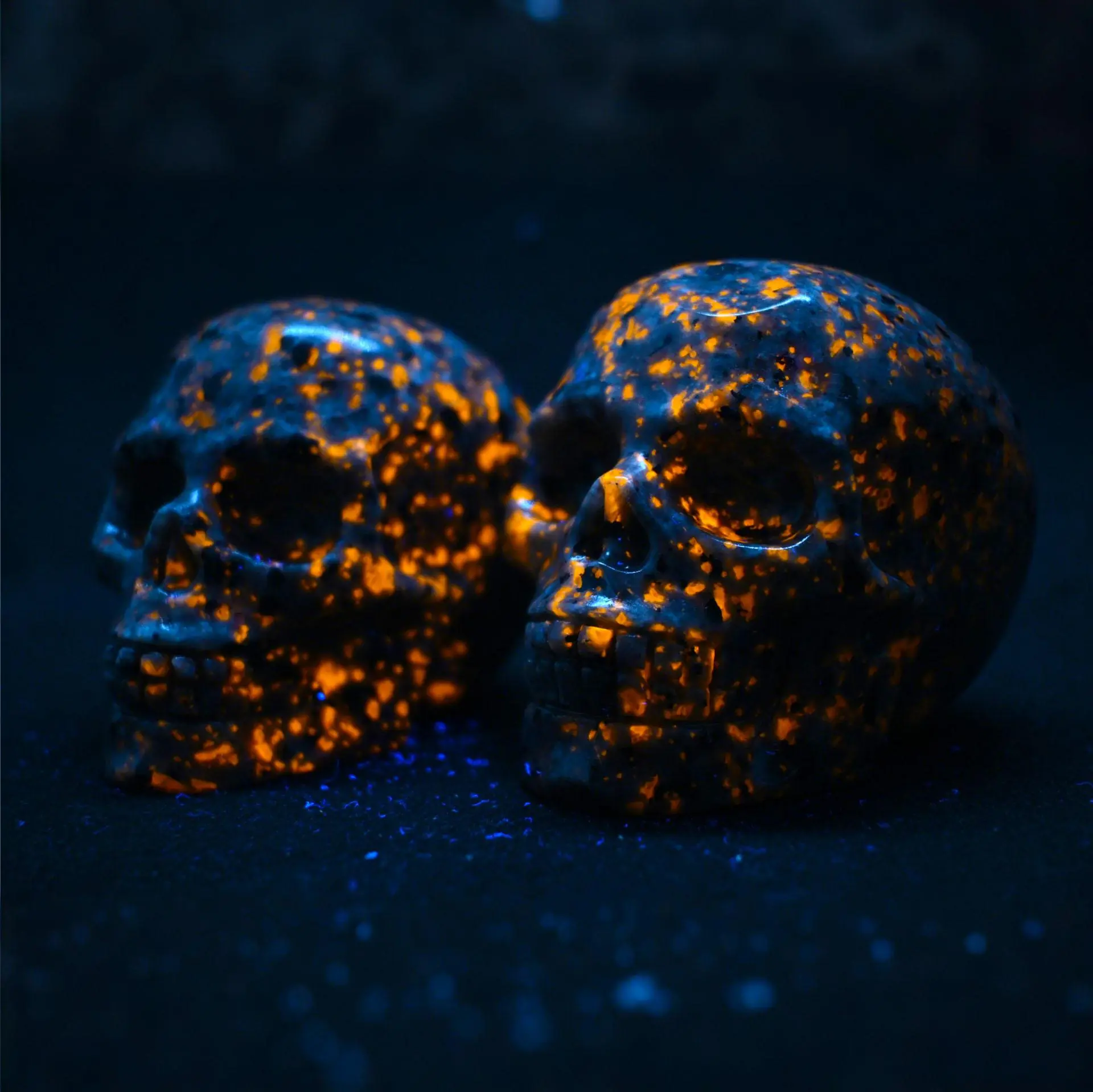 Natural 2inch Yooperlite Skull Glows Under UV Flame Stone Chakra Reiki Mineral Specimens Home Desktop Decor Ornament Carvings Crystals