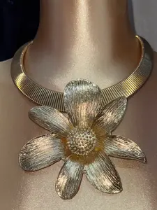 Gold Flower Necklace - Elegant Floral Design for Women's Fashion