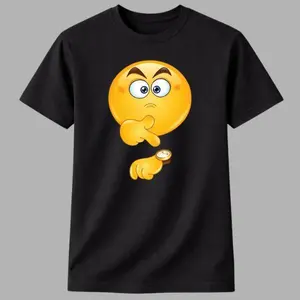 😂⏰【Graphic T Shirt】【Funny T  Shirt】Thinking Smiley Face Graphic T-Shirt – Funny Waiting Emoji Watch Pointing Tee, Unisex Cotton Short Sleeve Shirt, Cute Meme Aesthetic Streetwear Top, Casual Soft Outfit for Men & Women