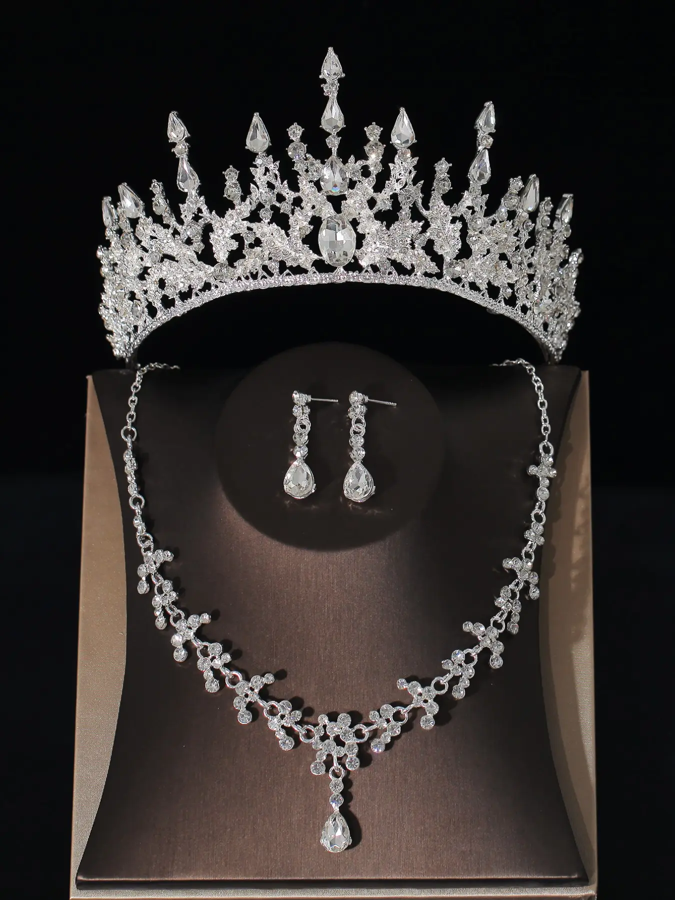 A set of luxurious bridal jewellery accessories, Elegant jewelry set, including a rhinestone crown, tiaras, necklace, and earrings, suitable for weddings, parties, and gatherings, Bride Jewelry Set for Wedding Day