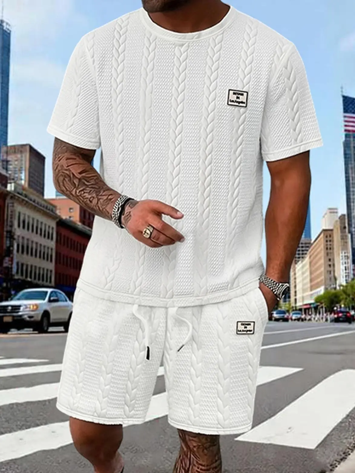 Men's summer knit two-piece set: crew neck short-sleeve T-shirt and drawstring shorts. The loose fit and minimalist logo patch are designed to provide a comfortable wearing experience and a stylish, simple look for urban commuting and casual outings. Clot
