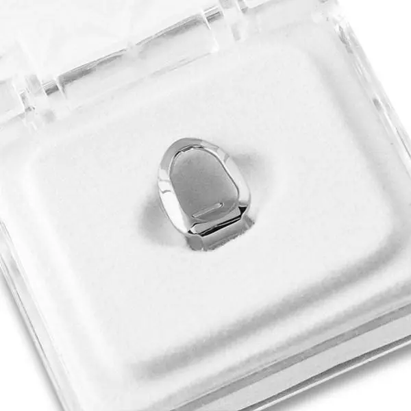 Single Open-Face Tooth Grillz, Silver-Tone Hip Hop Fashion Accessory, Metallic Cap for Parties with Shiny Metallic Finish