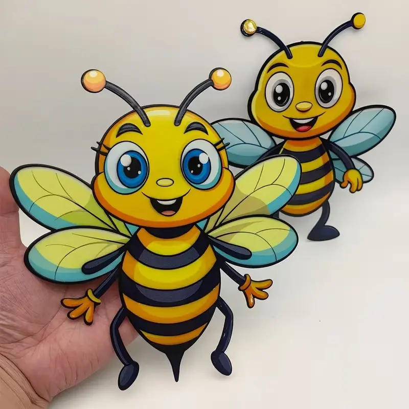 2pcs Metal Bee Wall Decor, Cute Garden Bees with Detailed Wings & Antennae, Durable Iron Garden Sculptures Statues for Fence Decorations Outdoor, Easy-Hang Lightweight Decoration, Outdoor Garden Accessory, Garden Accessories