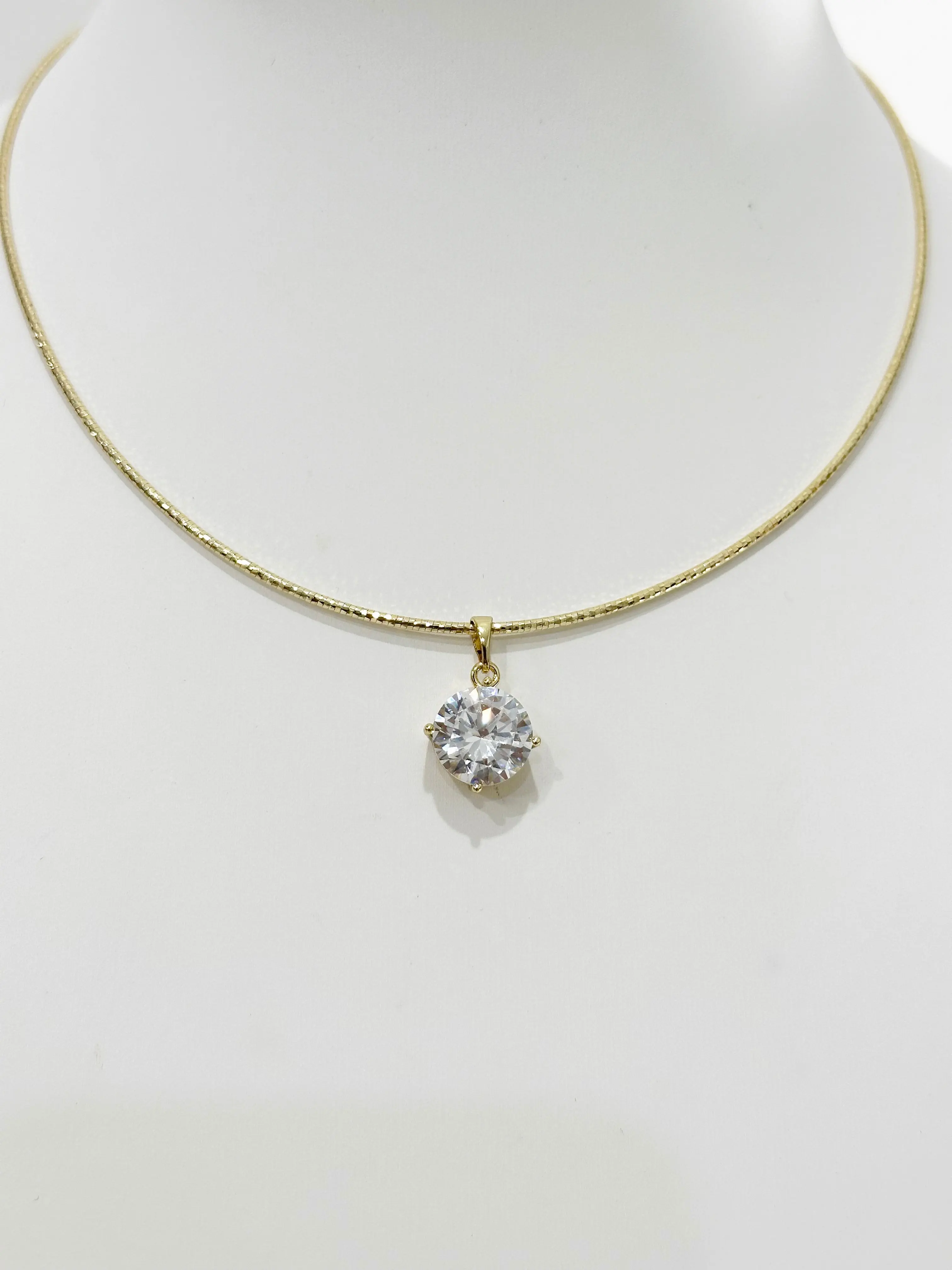Aro fino con piedra clear