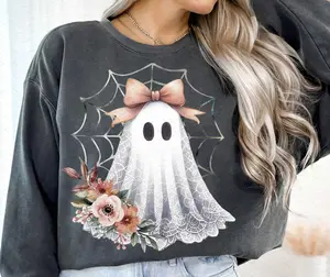 Gildan Softstyle Antique Ghost Shirt Glitter 100% Ring Spun Cotton Vintage Style Ghost Design with Bow & Flowers for Halloween Womenswear