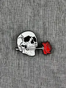 Romantic Forever Brooch, Rose Flower Skull Badge, Punk Skull Head Alloy Pin, Unique Accessory, Fashionable Jewelry, Stylish Gift, Flower Accessories