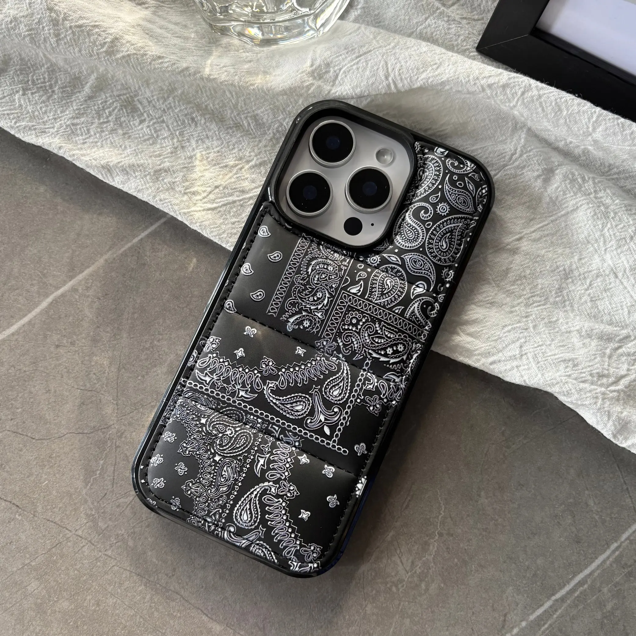 Fashion Retro Black Line The Puffer Case Paisley Pattern Down Jacket Case Suitable for iphone 17 Pro 13 14 15 16 Pro Max Cashew Flower Shockproof Protective Phone Case Accessories Shockproof Cellphone Casing Shockproof Phone Cover