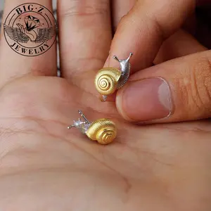 Cute mini snail earrings, personalized, fashionable, versatile animal couple jewelry gifts, hip-hop, fashionable, versatile accessories, exquisite and creative birthday and New Year gifts copper alloy