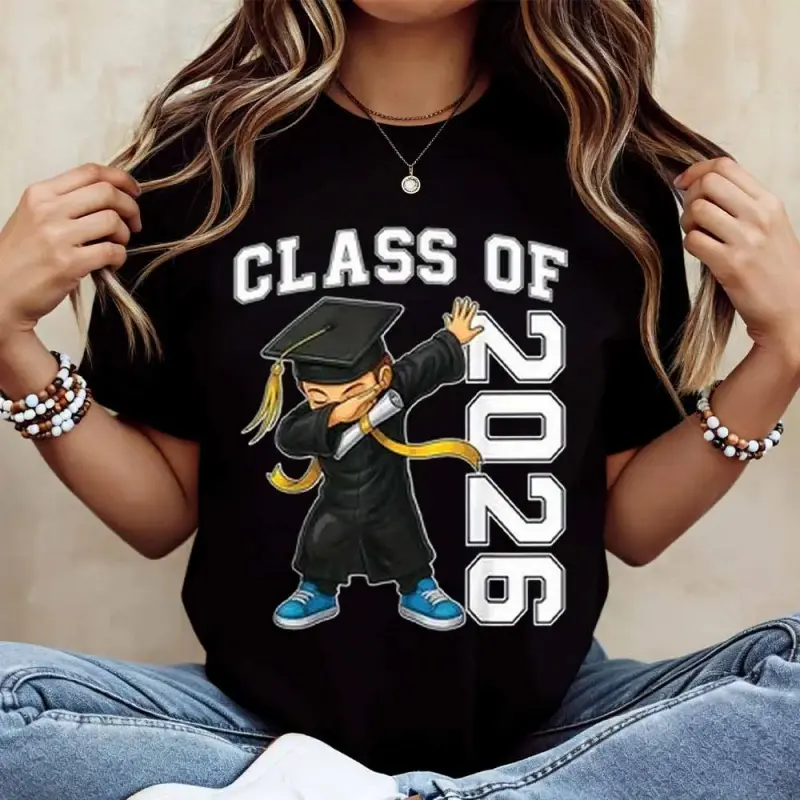 [Graduation Season]Class of 2026 Graduation Graphic T-Shirt – Funny Dabbing Graduate Cartoon Tee, Unisex Casual Short Sleeve Crewneck, Soft Cotton School Spirit Shirt, Trendy Senior Grad Gift for Students Graduation Party Outfit