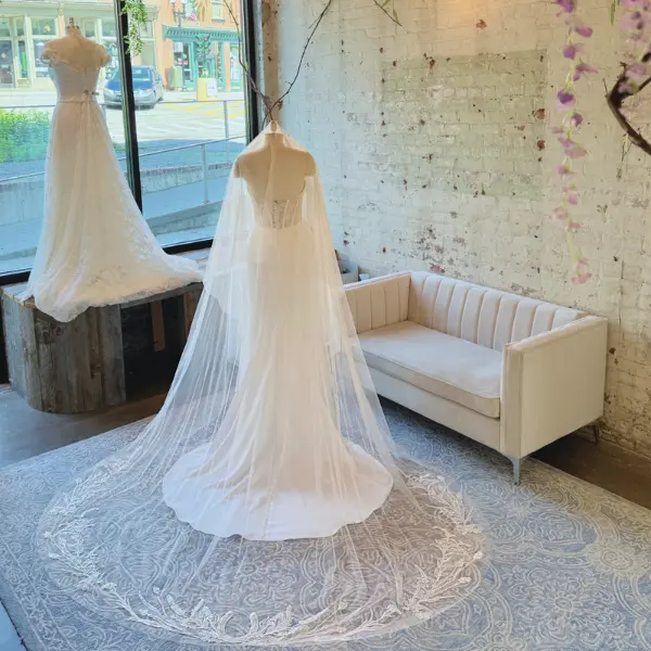 Horseshoe Wildflower with Blusher Wedding Veil Charlotte Guernsey - Hand Drawn Equestrian Bridal Veil, Cathedral Length with Blusher, Floral Horseshoe Embroidery, Rustic Ranch Wedding, Horse Girl Bride, Heirloom Bridal Veil