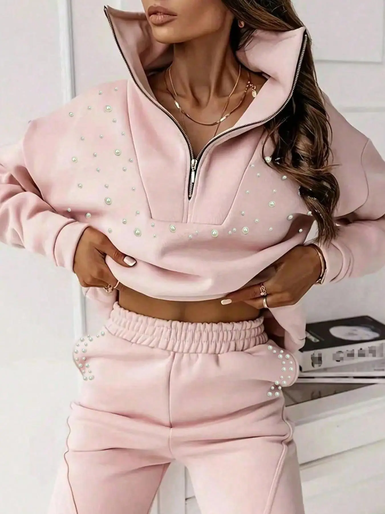 Women's fashion Matching two-piece set featuring a half-zip stand-collar top adorned with pearl embellishments, exuding elegance and style, paired with sweatpants; suitable for spring and summer, outdoor sports, casual walks, and gatherings or parties