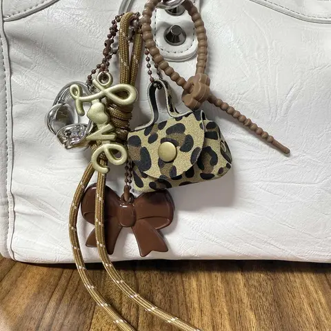 Christmas & Thanksgiving Gift, Bow Earphone Charm PU Leather Keychain, Cute Mini Bag Pendant with Heart Lobster Clasp, Aesthetic Bag Backpack Wallet Accessory, Trendy Earbud Hanging Ornament, Unisex Couple & Friend Decor Trinket