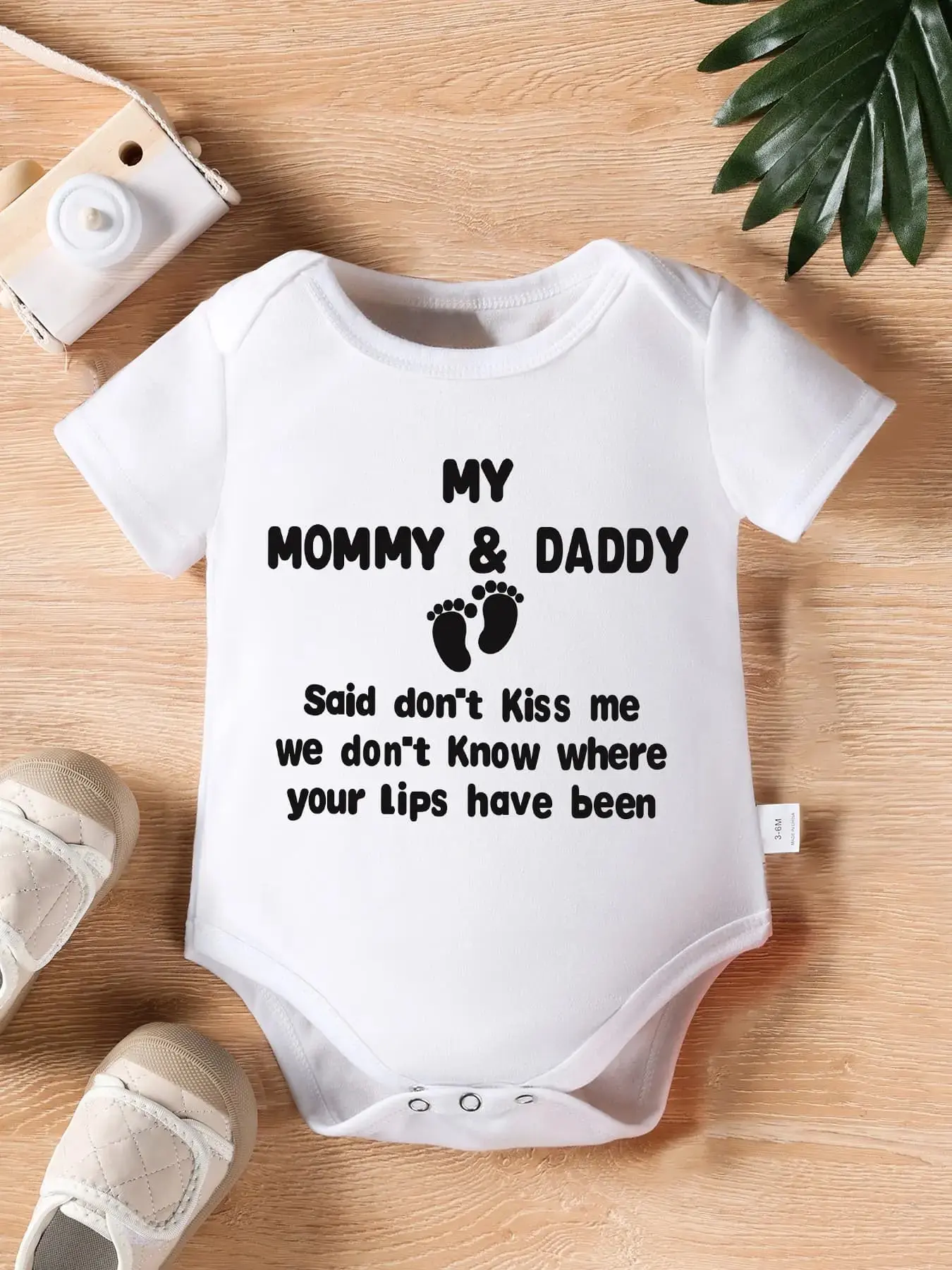 Baby Boy Letter Print Short-Sleeve Cotton Bodysuit, "Mommy's Little Man Daddy's Best Buddy" Design, Snap Buttons, Family Love Themed Outfit for Newborns, Boy Baby Shower Attire