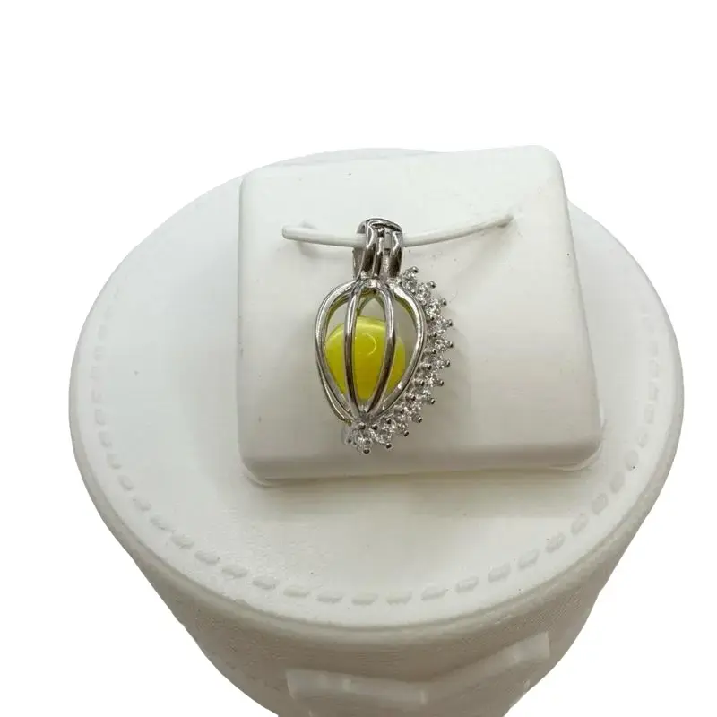 925 sterling silver locket high quality has quartz you can change a color of you preference high quality cubic zirconia stones (( es un relicario de plata Italiana es un corazon  puedes cambiarlen el color a tu preferencia es Trae un cuarzo